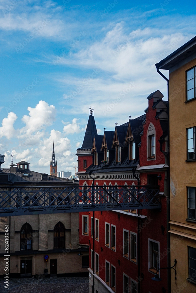 Naklejka premium Brücke zwischen Häusern 