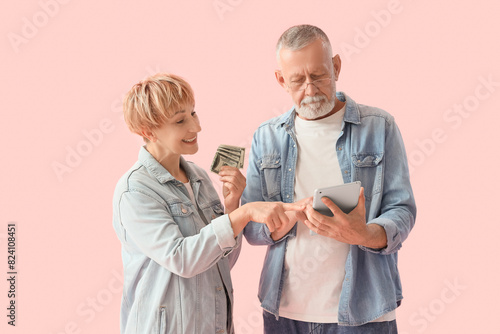 Mature couple with money us...