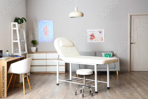 Tableau sur toile Interior of medical office with couch, drawers and doctor's workplace