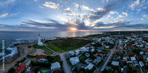 Costa con faro al atardecer en el mar La paloma, uruguay