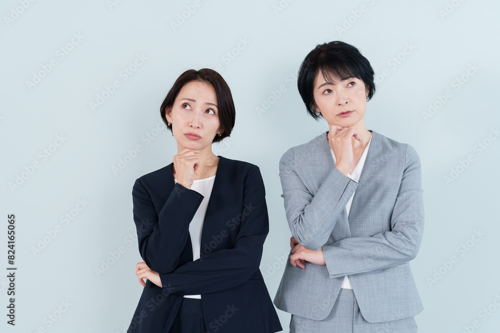 考え事をするビジネスウーマンのポートレート