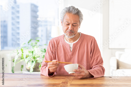 Foto 食事をするシニア男性　食欲不振