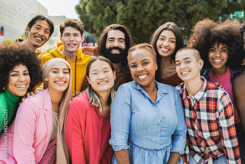 Canvas Print Multiethnic diverse group of people having fun in city