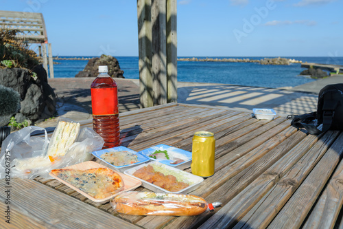 八丈島周辺の海域で取れた新鮮なお刺し身他のランチ。 アオゼ（アオダイ）、オナガ（ハマダイ）、トビウオなど島特有の珍しい魚が食せる。 しかもこれはスーパーマーケットで誰でも購入できるリーズブルなもの。 ものすごく美味しい。 航路の終点、太平洋の大きな孤島、八丈島。 東京都伊豆諸島。 2020年撮影。 Fresh sashimi and other lunch items from the wate photo