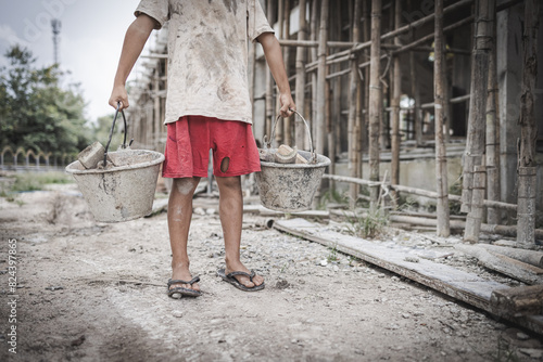 Φωτογραφία Poor children are forced to work in construction