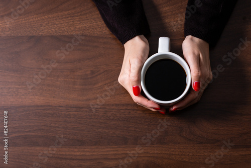 コーヒーを飲む女性の手元