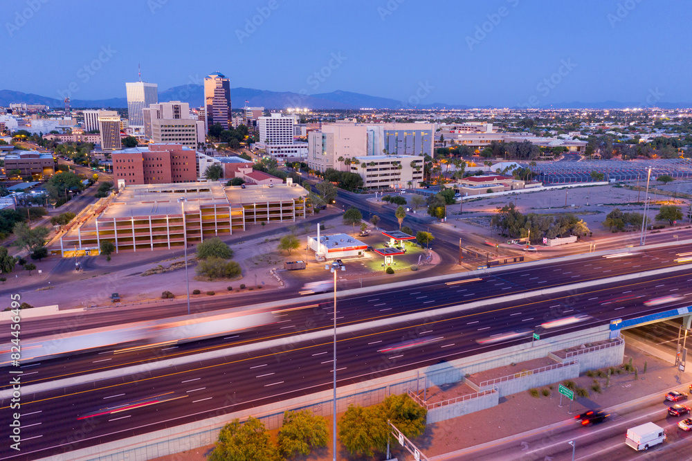 Obraz premium City skyline and interstate freeway of downtown Tuscon at sunset, Arizona, United States of America.