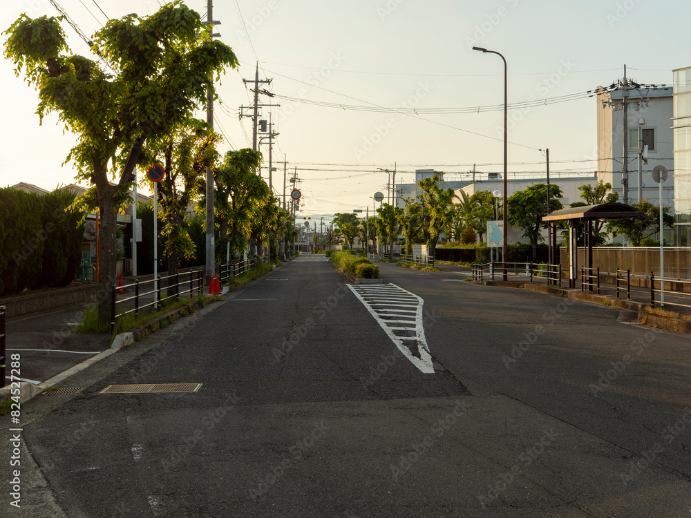 朝焼けの街の風景