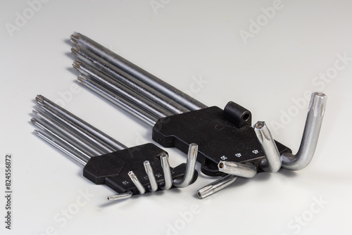 Sets of L-keys with 6-point star-shaped tips