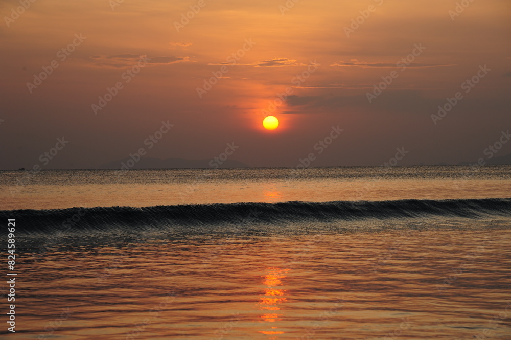 The sun was setting in the evening and the lake rose in waves. The angle at which the sun hits the surface of the earth. Gives a feeling of brightness and warmth.
The sun was setting in the evening and the lake rose in waves. The angle at which the sun hits the surface of the earth. Gives a feeling of brightness and warmth.