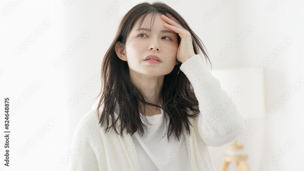 体調不良でだるい女性