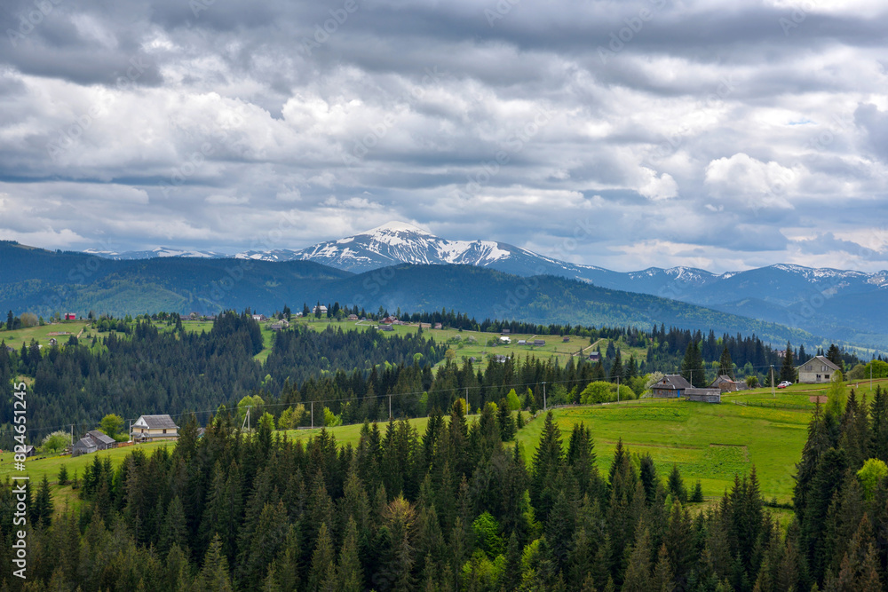 Obraz premium Picturesque mountain landscape. View of Mount Hoverla. Ukraine Carpathian mountains.