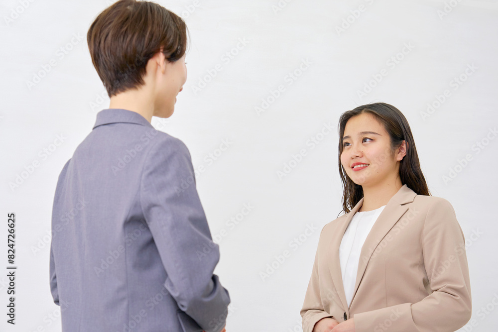 会話するビジネスウーマン　白背景