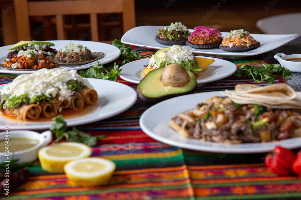Comida Mexicana en mesa típica llena de colores. Comida Mexicana en mesa típica llena de colores.
