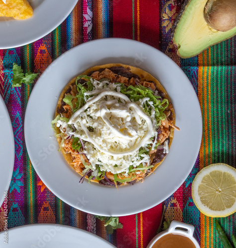 Comida Mexicana en mesa típica llena de colores.