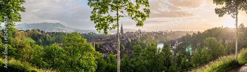 Bern, Schweiz: Panorama der Stadt im abendlichen Sonnenlicht