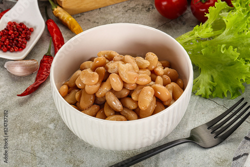 White canned beans in the bowl