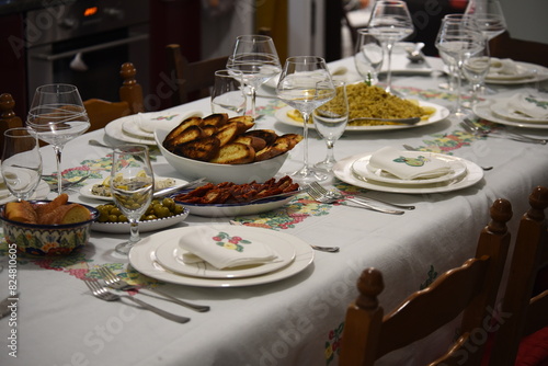 Obraz na płótnie Tavola apparecchiata per cena. Bruschette Pomodori secchi e cus cus w salonie