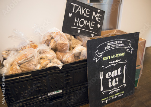 Zu gut für die Tonne: Gerettetes Brot mit Aufruf gegen Lebensmittelverschwendung
