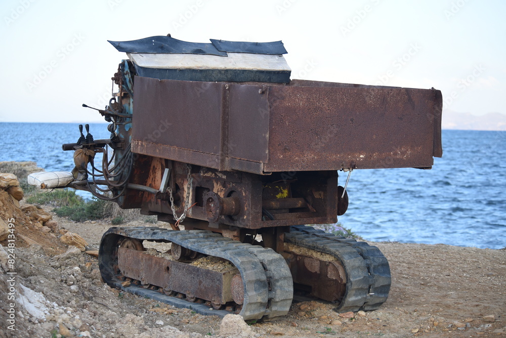 Cingolato per il trasporto del sale. Saline di Trapani, Sicilia, Italia