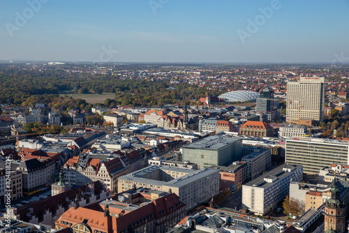 Zentrum Leipzigs im Blick: Skyline mit Zoo und City-Hochhaus
