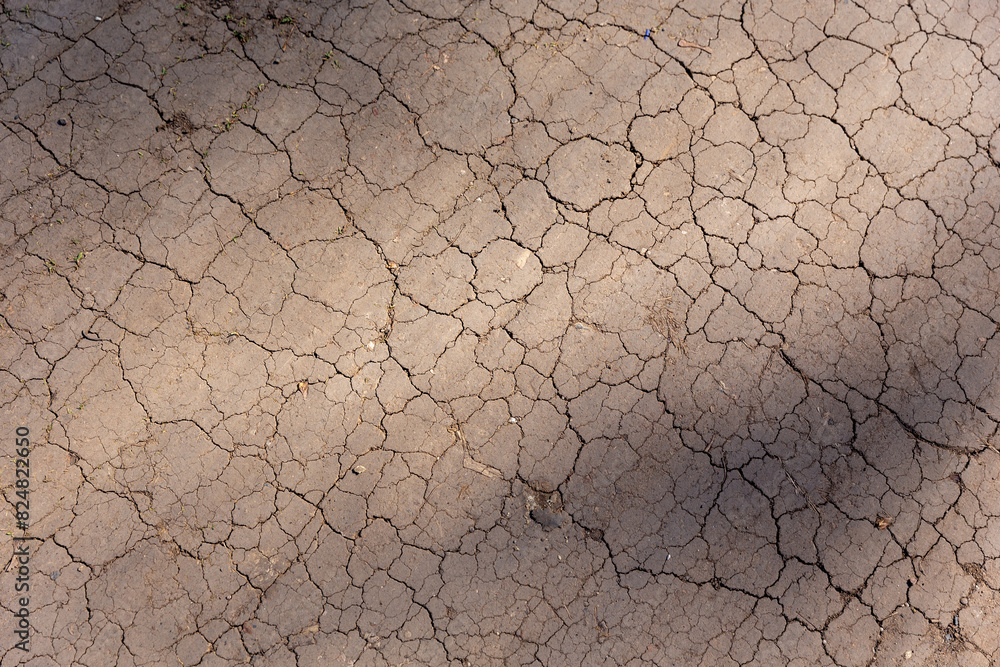 Trockene, rissige Erde unter Sonnenlicht
Trockene, rissige Erde unter Sonnenlicht