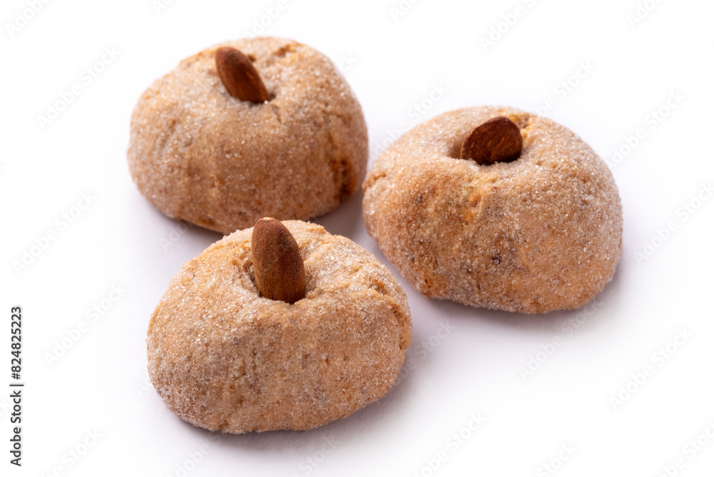 Tipici amaretti con pasta di mandorle, dolcetti tradizionali sardi, dessert italiano Tipici amaretti con pasta di mandorle, dolcetti tradizionali sardi, dessert italiano
