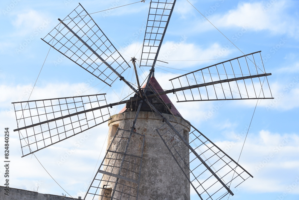 Antico mulino a vento utilizzato nelle saline di Trapani