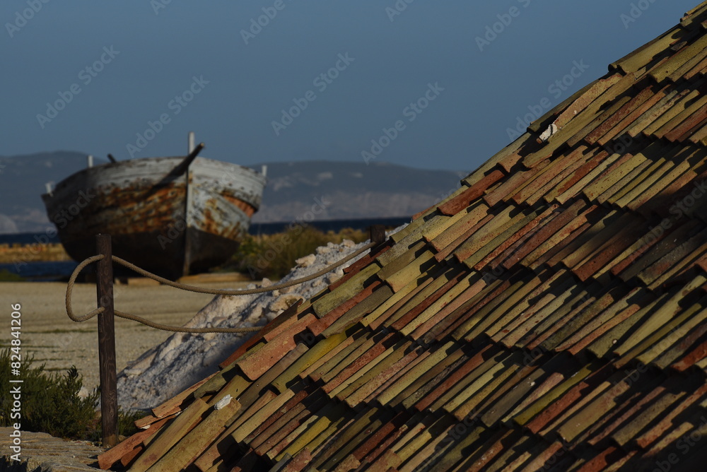 coppo siciliano che ricopre un cumulo di sale, saline di Trapani, Sicilia