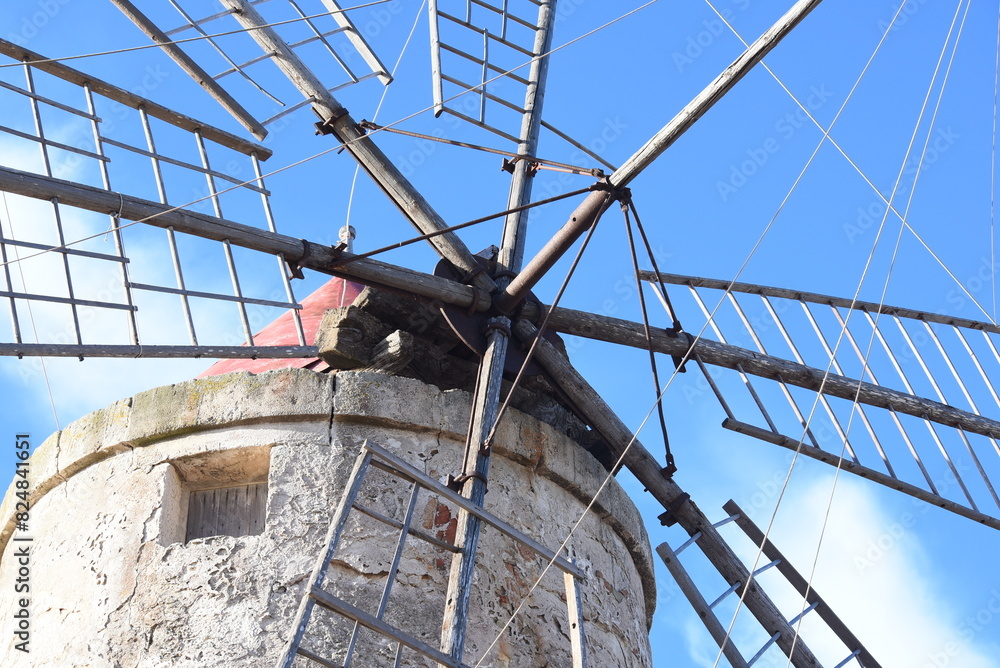 Mulino a vento per la produzione del sale marino. Saline di Trapani. Sicilia