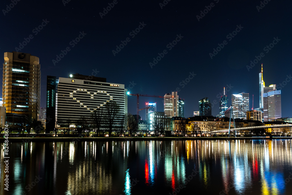 Fototapeta premium Frankfurter Skyline bei Nacht mit beleuchtetem Herz am Intercontinental Hotel
