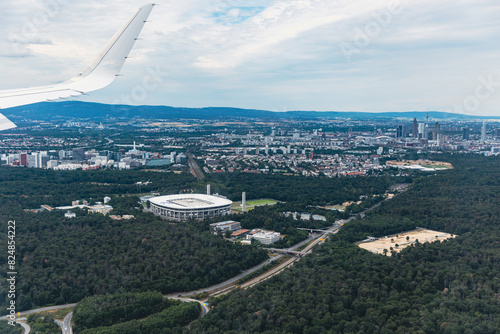 Luftaufnahme von Frankfurt mit Deutsche Bank Park und Skyline im Hintergrund
