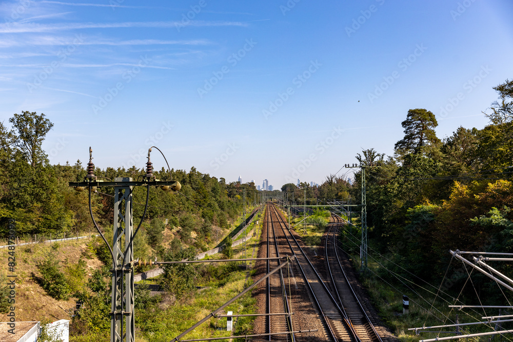 Eisenbahnstrecke im Frankfurter Stadtwald mit Blick auf die Skyline
Eisenbahnstrecke im Frankfurter Stadtwald mit Blick auf die Skyline