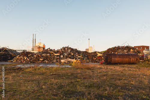 Schutt und Altmetall – Abrissarbeiten in der Industrieanlage Griesheim, Frankfurt photo