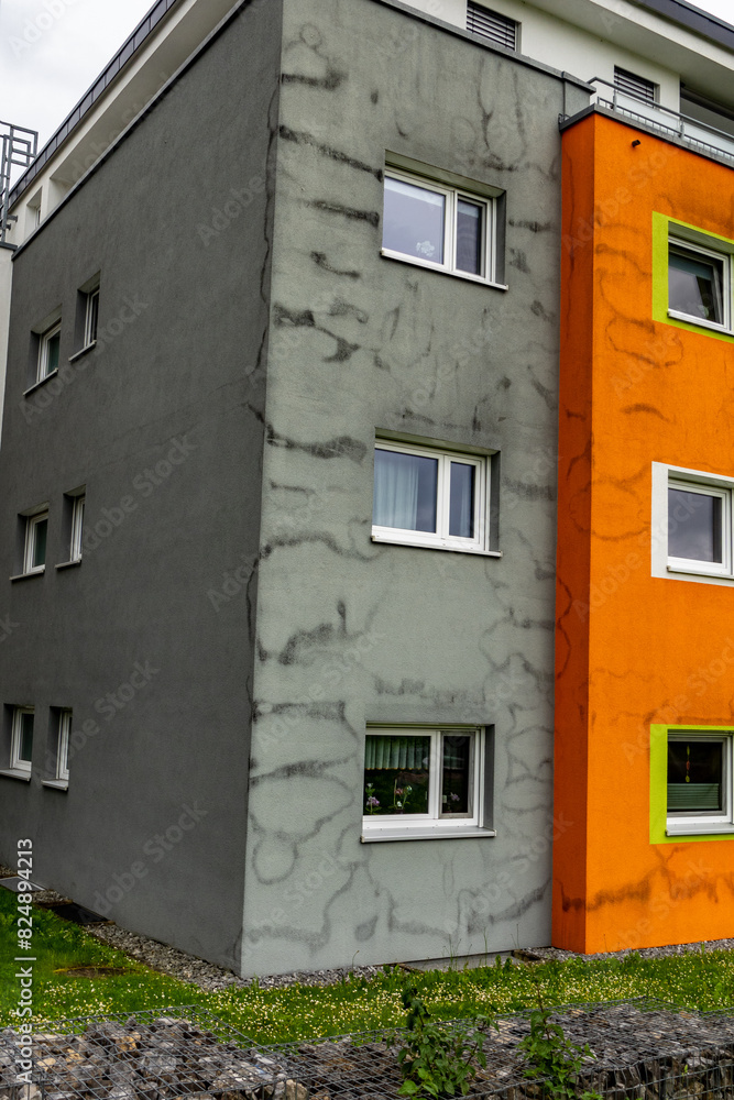 Feuchte und verschmutzte Fassade Feuchte und verschmutzte Fassade
