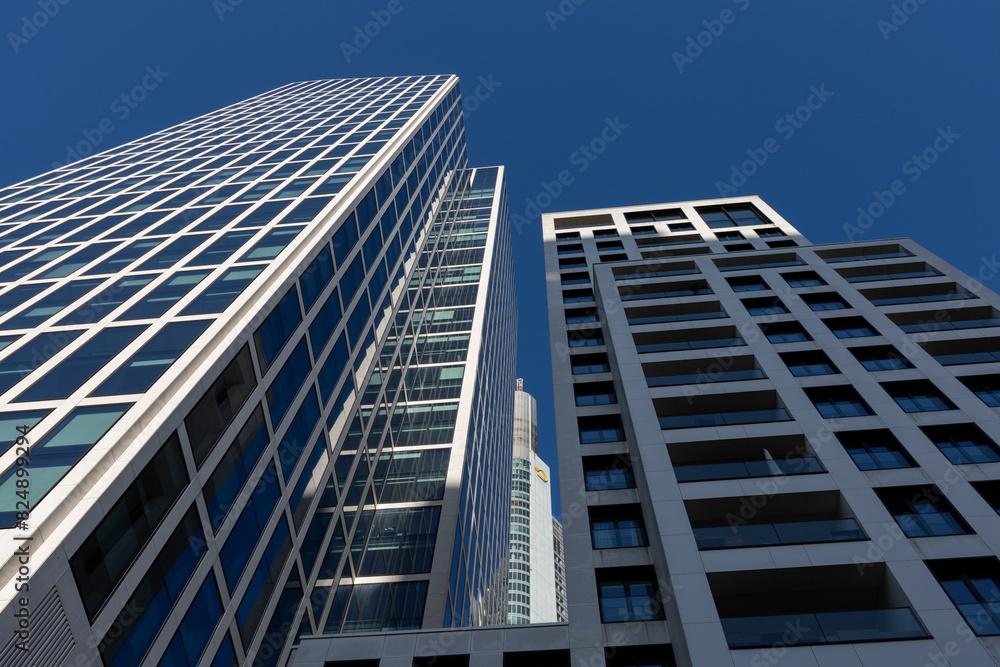 Hochhäuser in Frankfurt – Taunus Turm und Commerzbank bei strahlendem Sonnenschein Hochhäuser in Frankfurt – Taunus Turm und Commerzbank bei strahlendem Sonnenschein