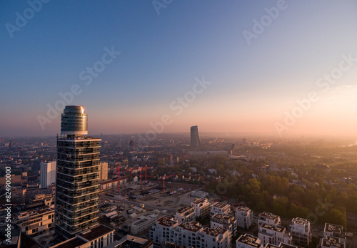 Luftaufnahme von Frankfurt bei Sonnenaufgang mit Blick auf Hochhäuser und Wohngebiete