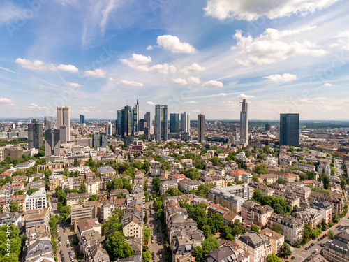 Luftaufnahme der Frankfurter Skyline an einem sonnigen Sommertag