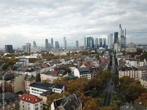 Luftaufnahme von Frankfurt mit Skyline und Wohnvierteln im Herbst 
