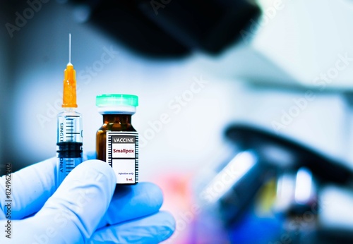 Billede på lærred Vaccine bottles and syringes for preventing smallpox virus.