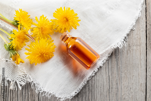 Quadro em tela Dandelion flowers and dandelion flowers tincture on cloth