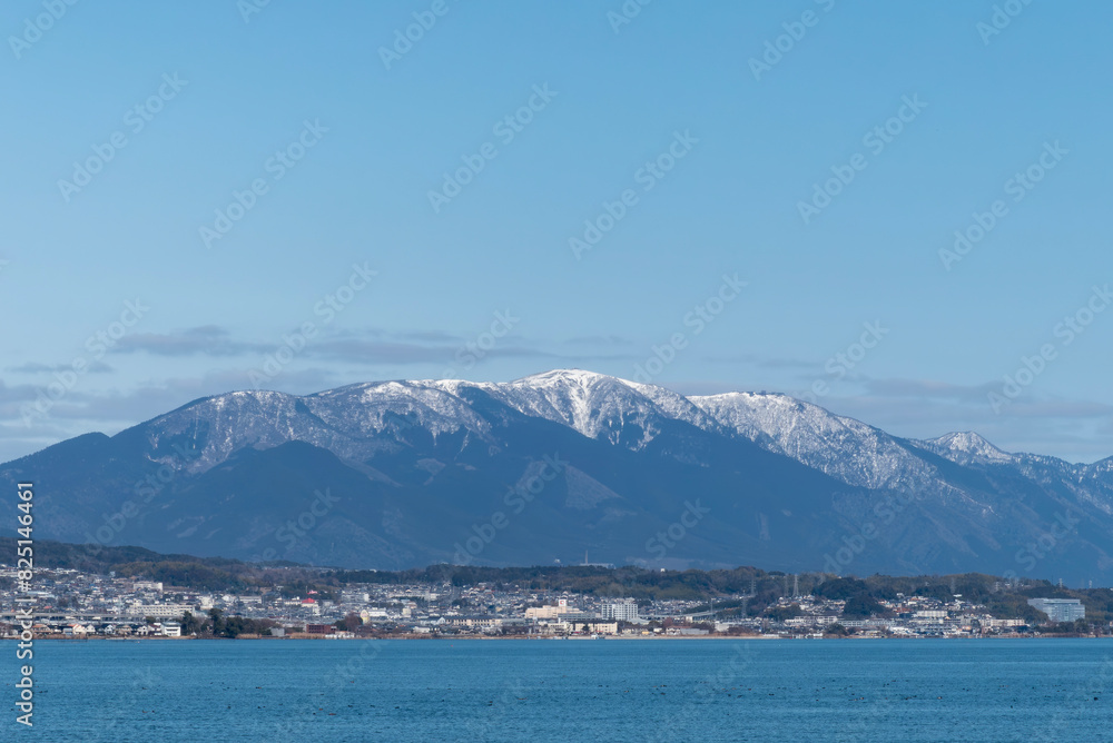 青々と晴れ渡った冬の琵琶湖の風景　大津から個性の山々を臨む　