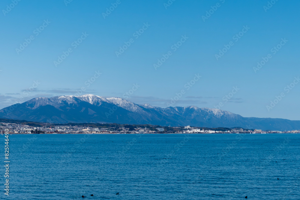青々と晴れ渡った冬の琵琶湖の風景　大津から個性の山々を臨む　