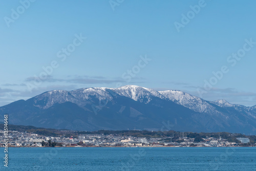 青々と晴れ渡った冬の琵琶湖の風景 大津から個性の山々を臨む 