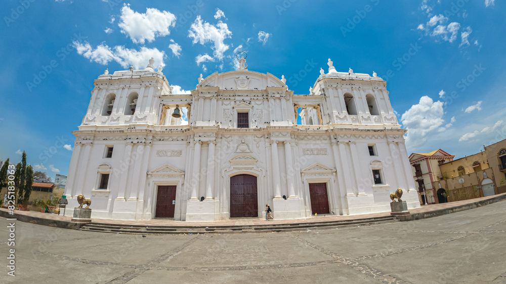 Obraz premium View of the beautiful Baroque Neoclassicall city of Leon in Nicaragua, Its majestic white Cathedral-Basilica of the Assumption of the Blessed Virgin Mary