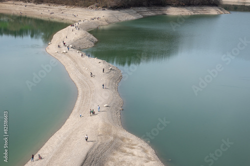 Foto la bande de terre qui permet d'accéder à l'île d'Ogoz, uniquement lorsque le niv