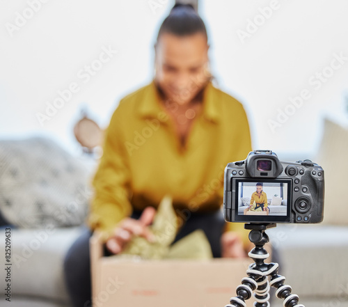 Fotografía Camera, screen and woman with box for vlog as influencer for social media, campaign and project