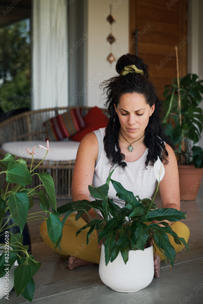 © Nicola Suttle/Stocksy - Focused stylish lady sitting on floor and caring for potted plan © Nicola Suttle/Stocksy - Focused stylish lady sitting on floor and caring for potted plan