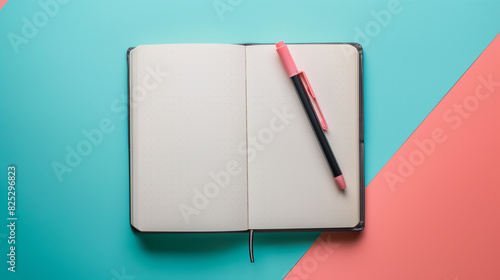 Uma imagem de espaço de cópia de um caderno vazio fotografado de uma perspectiva de cima para baixo em um fundo bicolor photo