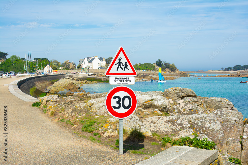 Panneau de la circulation limité à 30 km/h Stock Photo | Adobe Stock